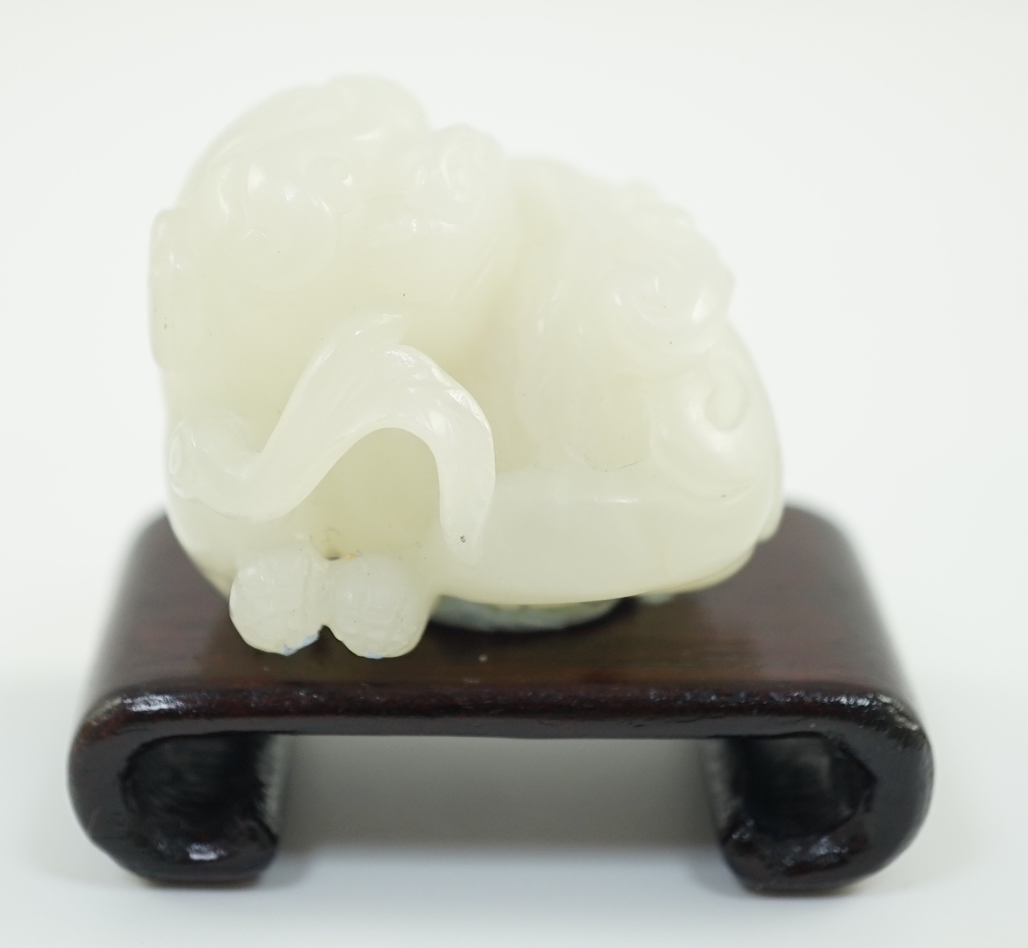 A Chinese white jade figure of a pug dog, 19th/20th century, 3.7cm long